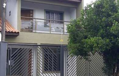 Imagem: A casa possui 3 Dormitórios, 2 Banheiros, 1 Vaga na garagem