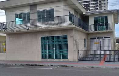 Imagem: A casa possui 3 Dormitórios, 4 Banheiros, 2 Vagas na garagem