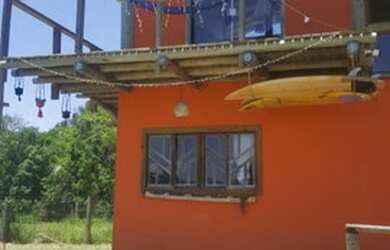 Imagem: A casa possui 2 Dormitórios, 2 Banheiros, 3 Vagas na garagem