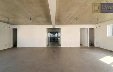 Imagem: O depósito possui 2 Vagas na garagem, 83m² de Área e está