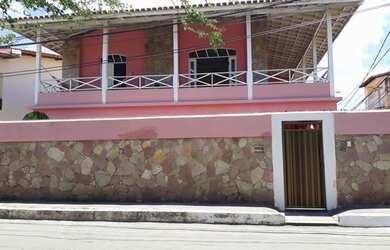 Imagem: A casa possui 5 Dormitórios, 3 Banheiros, 2 Vagas na garagem