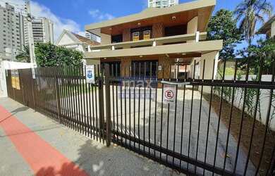 Imagem: A casa possui 5 Banheiros, 5 Vagas na garagem, 525m² de Área