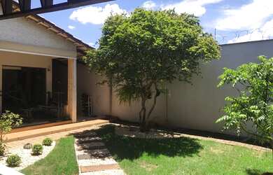 Imagem: A casa possui 3 Dormitórios, 3 Banheiros, 5 Vagas na garagem