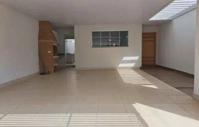 Imagem: A casa possui 2 Dormitórios, 1 Banheiro, 1 Vaga na garagem