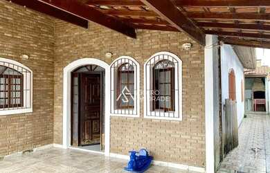 Imagem: A casa possui 3 Dormitórios, 1 Banheiro, 4 Vagas na garagem