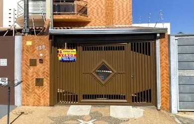 Imagem: A casa possui 3 Dormitórios, 3 Banheiros, 2 Vagas na garagem