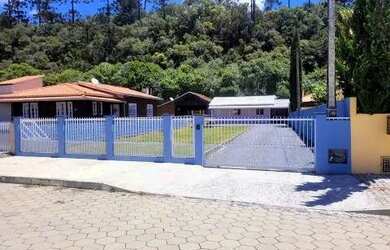 Imagem: A casa possui 1 Dormitório, 1 Banheiro, 1 Vaga na garagem