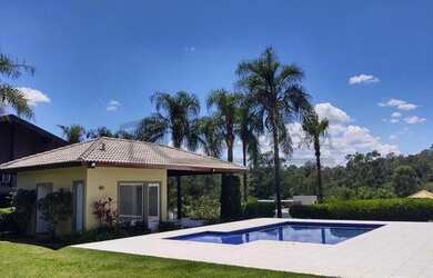 Imagem: A casa em condomínio possui 5 Dormitórios, 5 Banheiros, 655m²