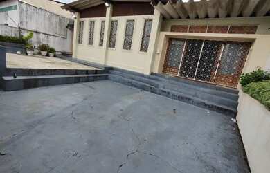 Imagem: A casa possui 3 Dormitórios, 4 Banheiros, 3 Vagas na garagem