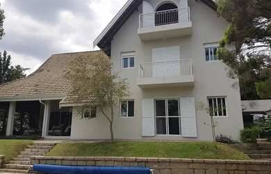 Imagem: A casa em condomínio possui 4 Dormitórios, 5 Banheiros, 3