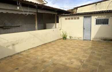 Imagem: A casa possui 3 Dormitórios, 2 Banheiros, 2 Vagas na garagem