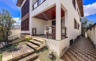 Imagem: A casa possui 5 Dormitórios, 5 Banheiros, 5 Vagas na garagem