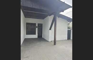 Imagem: A casa possui 3 Dormitórios, 1 Banheiro, 3 Vagas na garagem