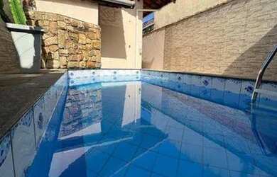 Imagem: A casa possui 3 Dormitórios, 2 Banheiros, 4 Vagas na garagem