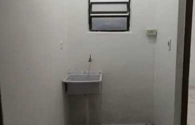 Imagem: A casa possui 1 Dormitório, 1 Banheiro, 1 Vaga na garagem e