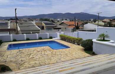 Imagem: A casa possui 5 Dormitórios, 5 Banheiros, 4 Vagas na garagem