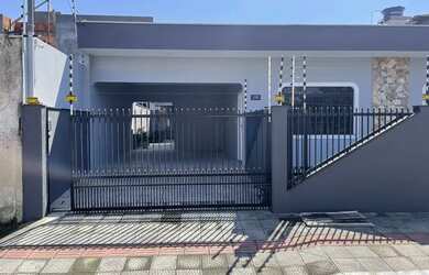 Imagem: A casa possui 3 Dormitórios, 2 Banheiros, 2 Vagas na garagem