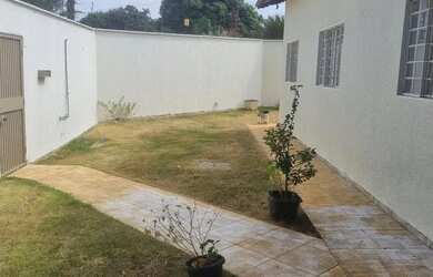 Imagem: A casa possui 3 Dormitórios, 2 Banheiros, 1 Vaga na garagem