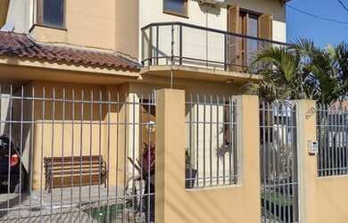 Imagem: A casa possui 3 Dormitórios, 4 Banheiros, 4 Vagas na garagem