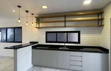 Imagem: A casa possui 3 Dormitórios, 2 Banheiros, 2 Vagas na garagem