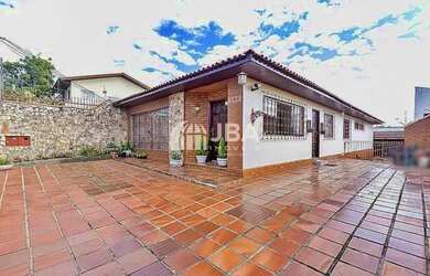 Imagem: A casa possui 3 Dormitórios, 4 Banheiros, 5 Vagas na garagem