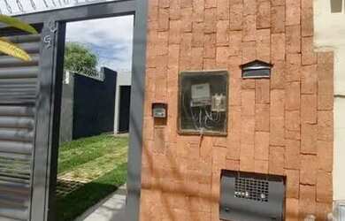 Imagem: A casa possui 3 Dormitórios, 2 Banheiros, 4 Vagas na garagem