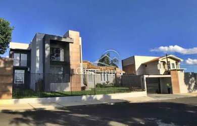 Imagem: A casa possui 4 Dormitórios, 5 Banheiros, 4 Vagas na garagem