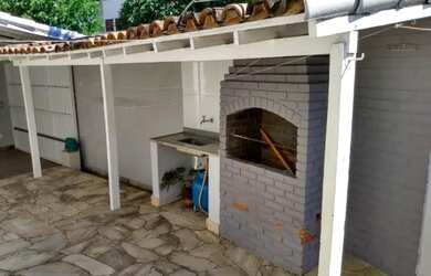 Imagem: A casa possui 3 Dormitórios, 3 Banheiros, 2 Vagas na garagem