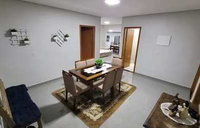 Imagem: A casa possui 3 Dormitórios, 2 Banheiros, 4 Vagas na garagem