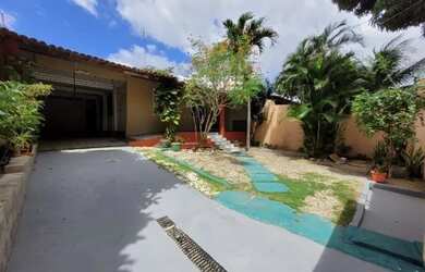 Imagem: A casa possui 2 Dormitórios, 2 Banheiros, 3 Vagas na garagem