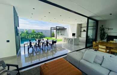 Imagem: A casa possui 3 Dormitórios, 3 Banheiros, 4 Vagas na garagem