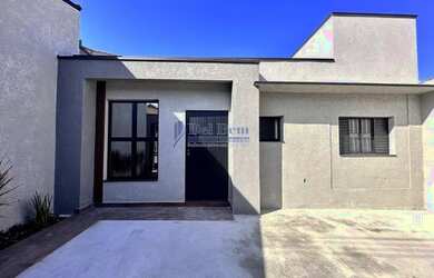 Imagem: A casa possui 3 Dormitórios, 2 Banheiros, 3 Vagas na garagem