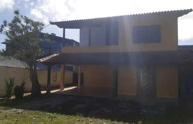 Imagem: A casa possui 3 Dormitórios, 2 Banheiros, 5 Vagas na garagem