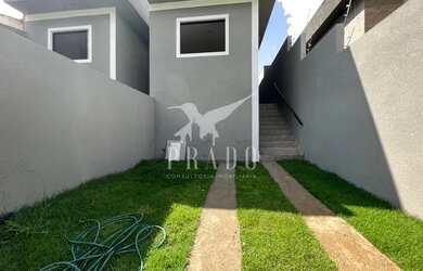 Imagem: A casa possui 2 Dormitórios, 2 Banheiros, 2 Vagas na garagem