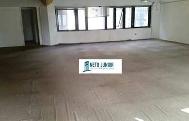 Imagem: O depósito possui 4 Vagas na garagem e 184m² de Área e está