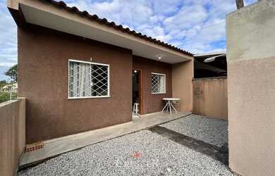 Imagem: A casa possui 2 Dormitórios, 1 Banheiro, 2 Vagas na garagem