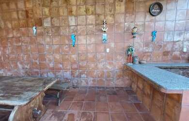 Imagem: A casa possui 5 Dormitórios, 3 Banheiros e 3 Vagas na garagem