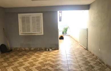 Imagem: A casa possui 3 Dormitórios, 3 Banheiros, 2 Vagas na garagem