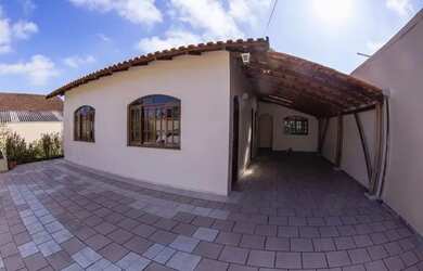 Imagem: A casa possui 2 Dormitórios, 1 Banheiro, 4 Vagas na garagem