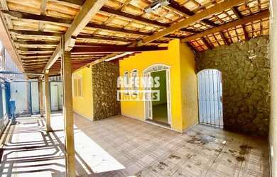 Imagem: A casa possui 4 Dormitórios, 1 Banheiro, 1 Vaga na garagem