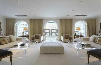 Imagem: A casa possui 4 Dormitórios, 5 Banheiros, 5 Vagas na garagem