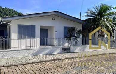 Imagem: A casa possui 3 Dormitórios, 4 Banheiros, 2 Vagas na garagem