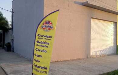 Imagem 2: Casa e três lojas. Piscina, Churrasqueira, Varandae200m² de Área