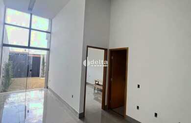 Imagem: A casa possui 2 Dormitórios, 2 Banheiros, 2 Vagas na garagem