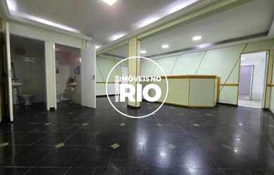 Imagem: O depósito possui 5 Vagas na garagem e 410m² de Área e está