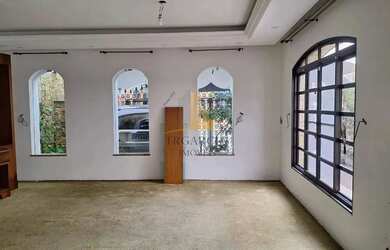 Imagem: O depósito possui 5 Vagas na garagem e 300m² de Área e está