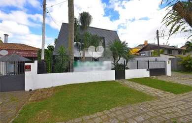 Imagem: A casa possui 4 Dormitórios, 4 Banheiros, 5 Vagas na garagem