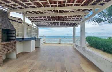 Imagem: A casa possui 3 Dormitórios, 3 Banheiros, 4 Vagas na garagem