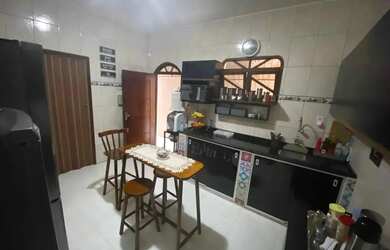 Imagem: A casa possui 3 Dormitórios, 2 Banheiros, 2 Vagas na garagem