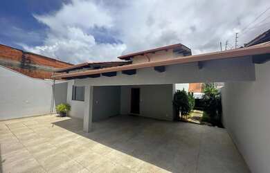 Imagem: A casa possui 3 Dormitórios, 4 Banheiros, 4 Vagas na garagem